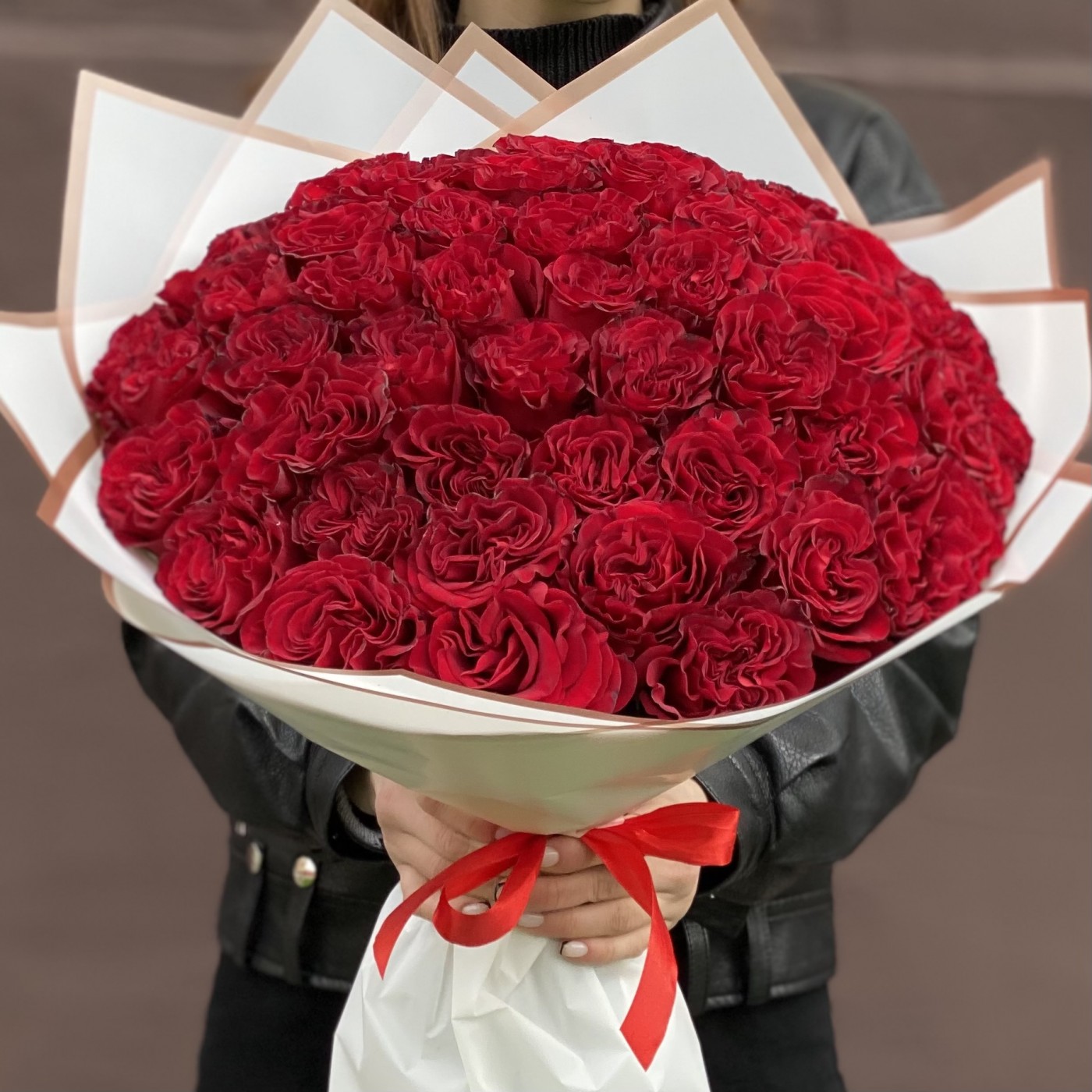 51 красная пионовидная роза Хартс